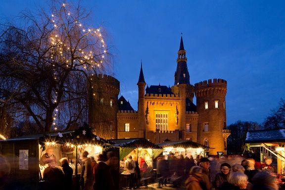 Kunstnijverheidskerstmarkt op Museum Schloss Moyland: ronddwalen in een kerstsprookje