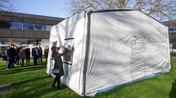 Duitse UT-studente ontwerpt vluchtelingentent met zonnepanelen