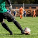 Dat voetbal mensen over landsgrenzen heen met elkaar verbindt, weet iedereen. Dat voetbal ook de drijvende kracht kan zijn achter de opbouw van zakelijke betrekkingen tussen Nederland en Duitsland is minder bekend. Hier speelt het Internationaal Netwerkbureau tijdens een avondbijeenkomst bij voetbalclub 1. FC Bocholt op 12 juni aanstaande vanaf 18.00 uur op in.