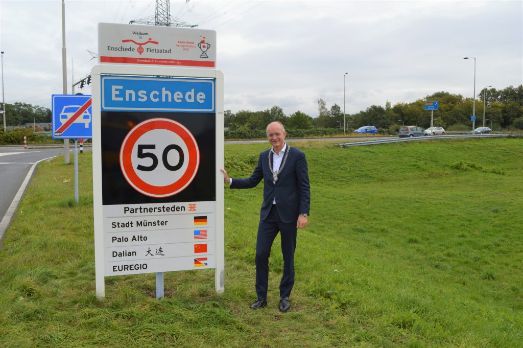 Burgemeester bij nieuwe plaatsnaambord Enschede met ...