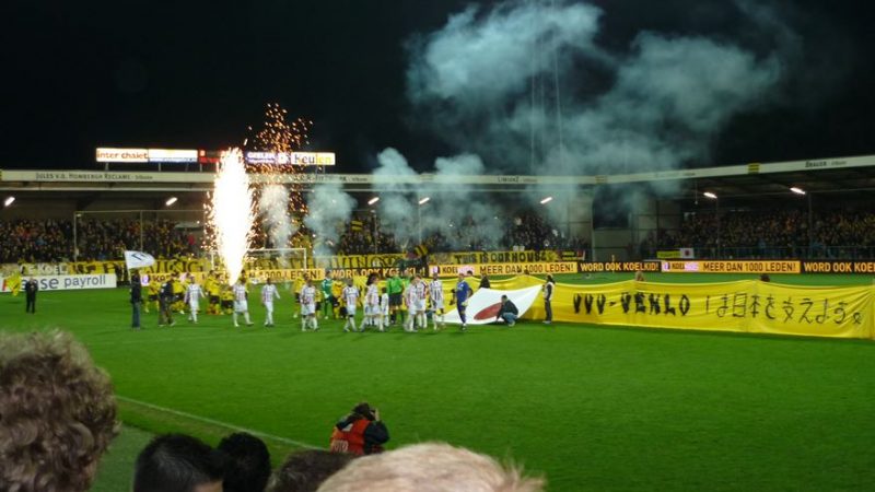 Einlauf der Mannschaften im Stadion der VVV Venlo