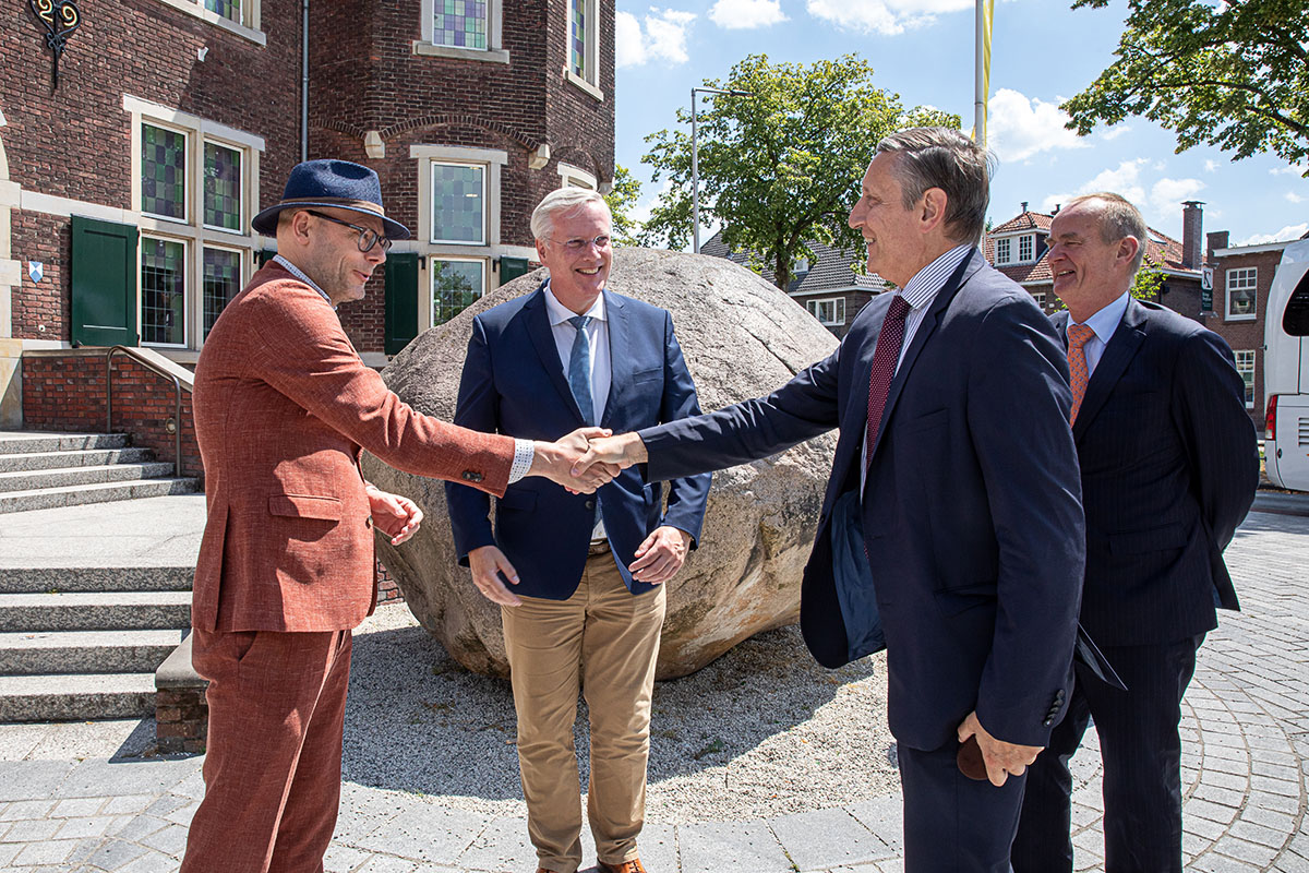 Nederlandse en Duitse ambassadeurs brengen bezoek aan grensstreek