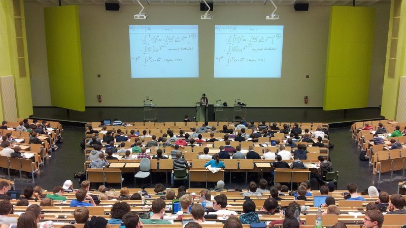 Studenten in een collegezaal.