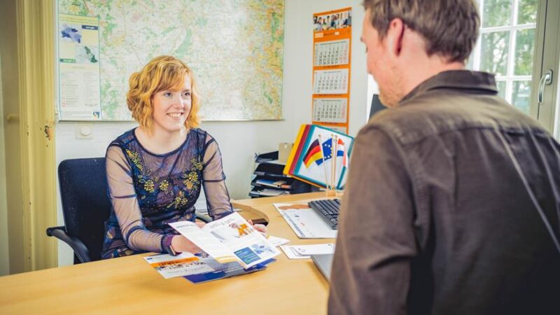 Emma Kraaijvanger ist Beraterin beim GrenzInfoPunkt Rhein-Waal (c) Euregio Rhein-Waal