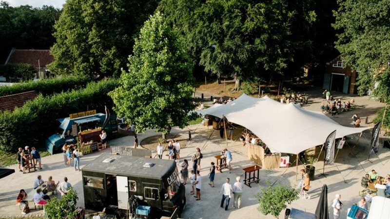 Verschiedene Foodtrucks sorgen im Holland Erlebnismuseum für das leibliche Wohl. Foto: Nederlands Openluchtmuseum