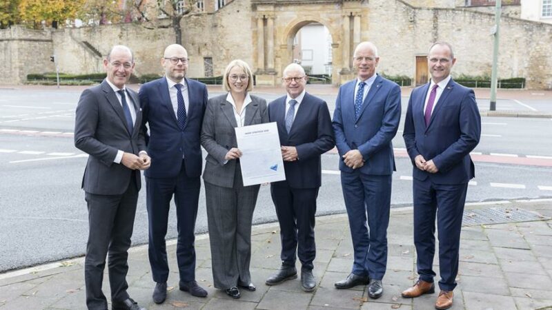 Wollen die grenzüberschreitende Zusammenarbeit weiter ausbauen (v.l.): Sander Schelberg (Bürgermeister Hengelo), Roelof Bleker (Bürgermeister Enschede), Osnabrücks Oberbürgermeisterin Katharina Pötter, Münsters Oberbürgermeister Markus Lewe, Jan Martin van Rees (stellvertretender Bürgermeister Almelo) und Christoph Almering (Geschäftsführer Euregio). © Swaantje Hehmann