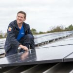 Sander van Wessel vom Technischen Dienst installiert Solarmodule