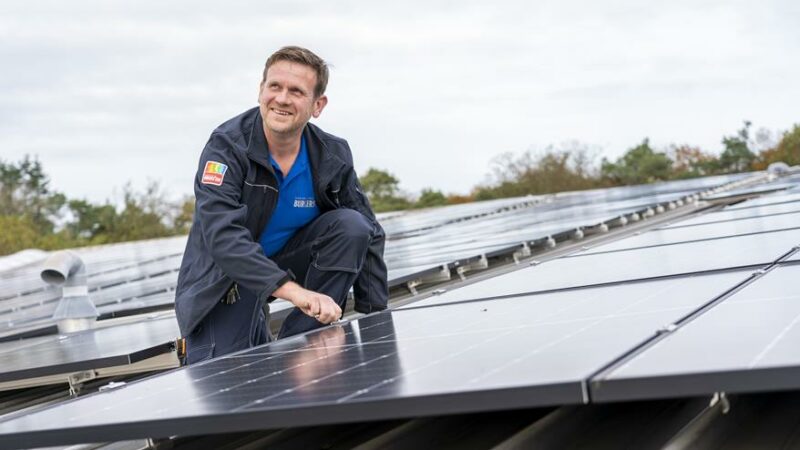 Sander van Wessel vom Technischen Dienst installiert Solarmodule