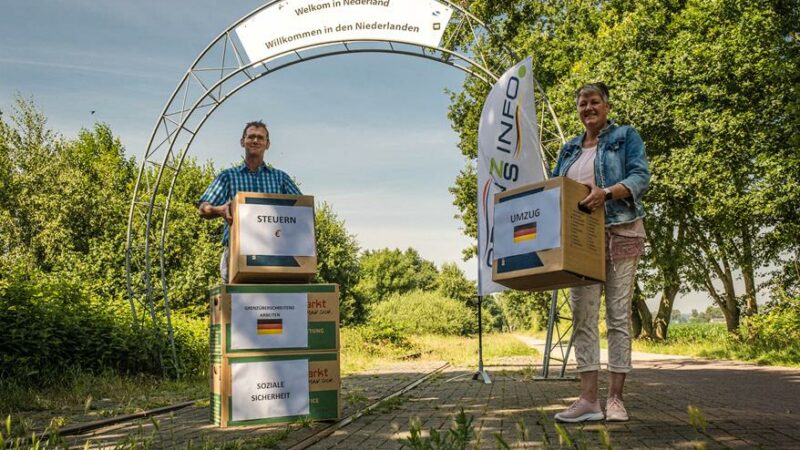 Marco Flipse und Carola Schroer vom GrenzInfoPunkt Rhein-Waal