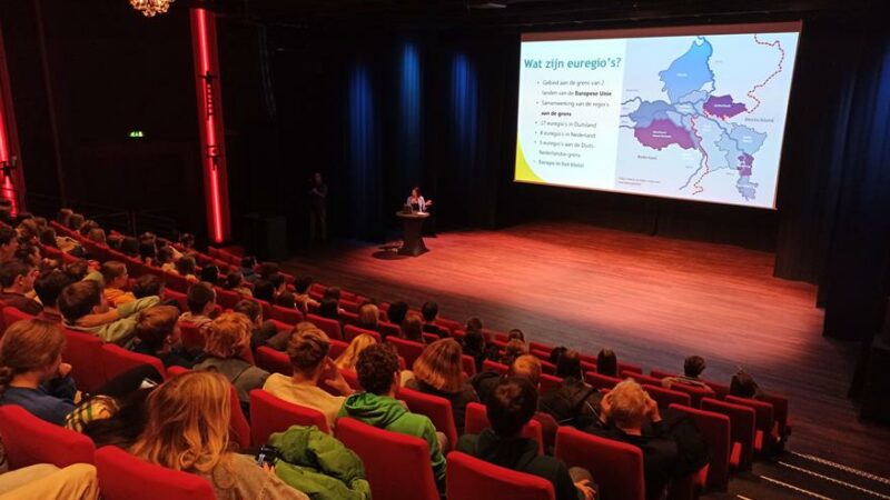 Trixie Hölsgens gab einen einleitenden Workshop über Demokratie und den staatsrechtlichen Aufbau von Deutschland und den Niederlanden. Foto: Euregio Rhein-Waal