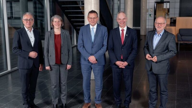 Wollen gemeinsam die deutsch-niederländische Grenzregion stärken (v. l.): Prof. Dr. Manfred Weisensee (Jade Hochschule), Prof. Dr. Verena Pietzner (Universität Vechta), Prof. Dr. Jouke de Vries (Rijksuniversiteit Groningen), Prof. Dr. Ralph Bruder (Universität Oldenburg) und Prof Dr. Gerhard Kreutz (Hochschule Emden/Leer).