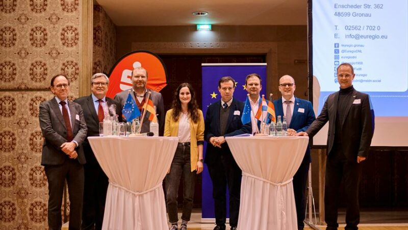 V.l.n.r.: Prof. Dr. Jacco Pekelder, Andreas Listing, Marcel Moll, Lena Zils (Moderatorin), Dr. Gerd Reuter (EUREGIO), Prof. Dr. Stephan Grohs, Joris Bengevoord und Christoph Almering (Geschäftsführer EUREGIO). Foto: Stadt Münster/Philina Zuther