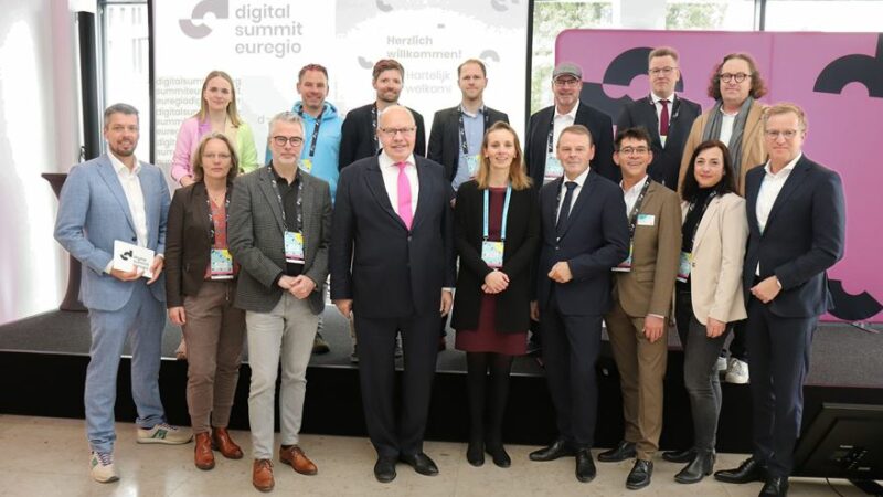 Vierte Auflage des Digital Summit Euregio: Vertreter der Veranstaltergemeinschaft mit dem ehemaligen Bundeswirtschaftsminister Peter Altmaier (vorne, 4. v l.) und Konsulin Willemijn van der Toorn (vorne, 5. v. l.) und IHK-Hauptgeschäftsführer Dr. Fritz Jaeckel (vorne, 6.v.l.). Foto: IHK Nord Westfalen