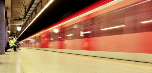 Duitse studenten aan het werk als trambestuurder