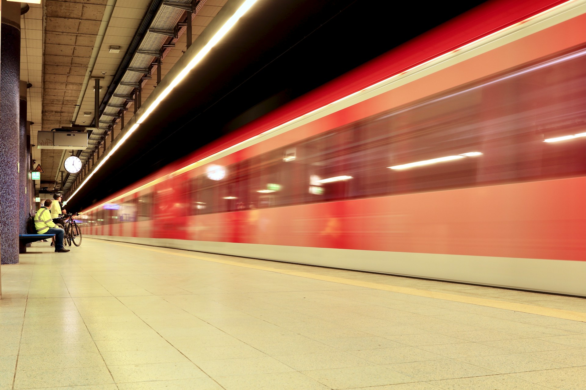 Duitse studenten aan het werk als trambestuurder