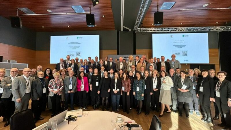 Mitglieder der Arbeitsgemeinschaft Europäischer Grenzregionen bei der Jahreskonferenz 2024 in Trysil (NO).