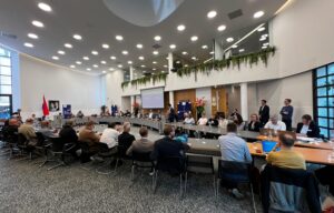 Die EUREGIO-Ausschüsse bei ihrer gemeinsamen Sitzung in Rijssen.