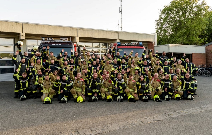 Feierten 50-jährige grenzüberschreitende Zusammenarbeit: die Freiwilligen Feuerwehren aus Kranenburg und Gennep. Foto: Florian Gendritzki