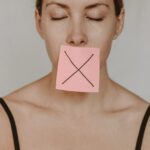 Beursgenoteerde bedrijven snoeren werknemers systematisch de mond