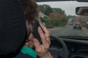 Die Nutzung eines Mobiltelefons während der Fahrt stellt ein großes Unfallrisiko dar. Foto: Bernd Kasper / pixelio.de